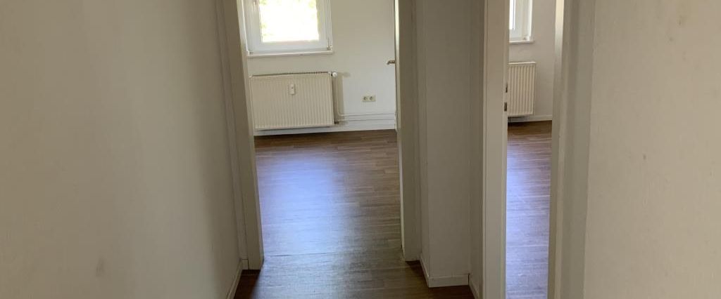 Top geschnitten // große Räume // Dachgeschoss // mit Laminat und Tapeten! Sofort bezugsfertig! - Photo 1