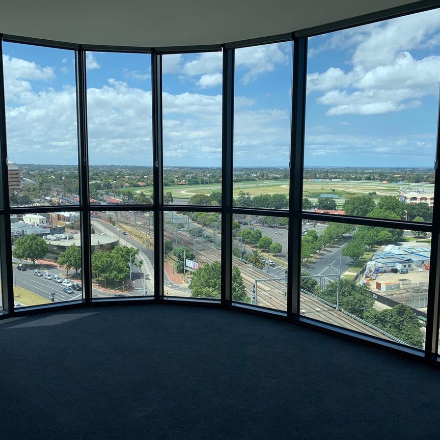 Light-Filled 2 Bedroom Apartment in Malvern East - Photo 1