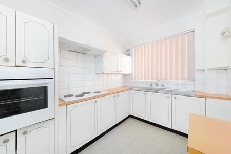 Airy Apartment With Lock Up Garage - Photo 2