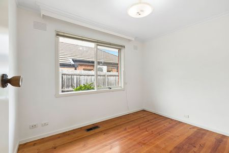 Refurbished, Spacious, Single Level, 2 Bedroom Unit! - Photo 4