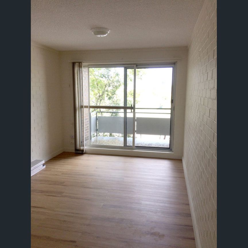 Spacious & Modern Two-Bedroom Apartment – Prime Indooroopilly Location - Photo 1