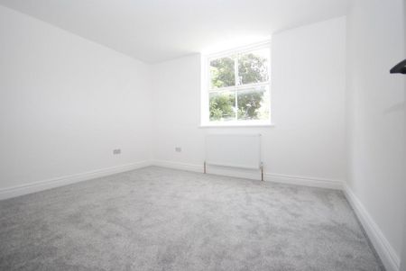 4 bedroom end of terrace house to rent - Photo 3