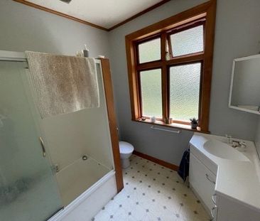 Charming 4BR Hataitai Haven w/ Garden - Photo 1