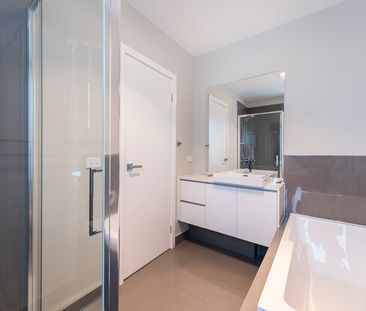 Light & Bright Stunning Townhouse - Photo 5