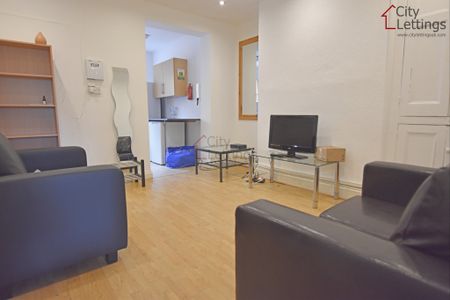 4 Bedroom Mid Terraced House - Photo 2