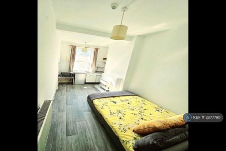 1 bedroom in a house share to rent - Photo 2