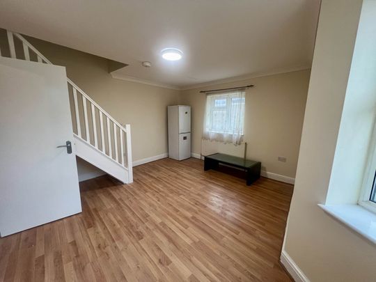 Price £1,400 pcm - Available Now - Unfurnished - Photo 1