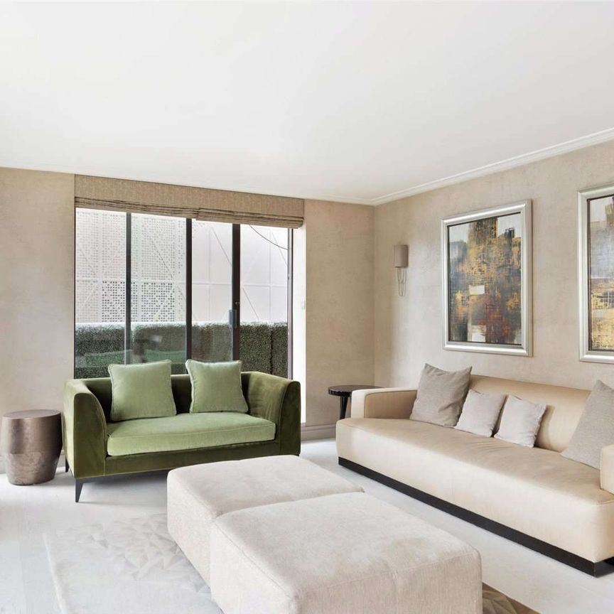 A fabulous bright and spacious 3 bedroom apartment moments from Kensington Olympia. - Photo 1