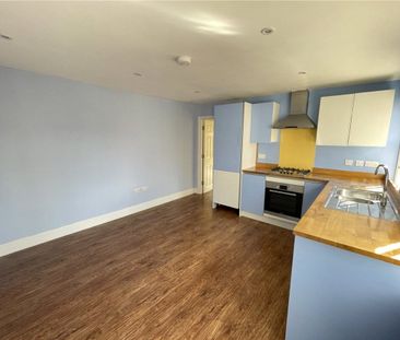 Wonderfully light 2 bedroom apartment in converted period building ... - Photo 3