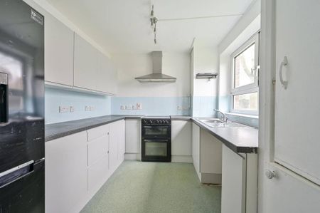 3 bedroom flat to rent - Photo 4