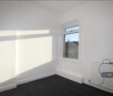 2 bedroom end of terrace house to rent - Photo 3