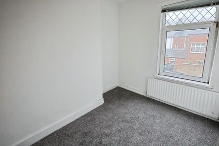 4 bedroom end of terrace house to rent - Photo 5