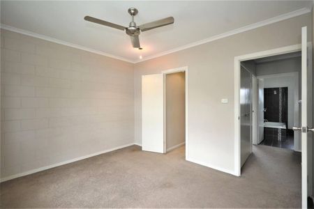 Air conditioned Townhouse - Modern Kitchen - Carport with Storage Locker - Pool - Photo 3