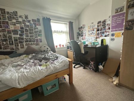 4 Bedroom Mid Terraced House - Photo 4