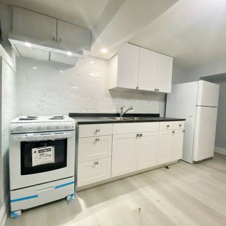 8 THORNCLIFFE AVE. # 1 - LOWER LEVEL STUDIO/ 1BATH, LAUNDRY, UTLS FREE - Photo 4