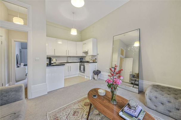 A well presented one bedroom apartment on the raised ground floor of this period conversion. - Photo 1