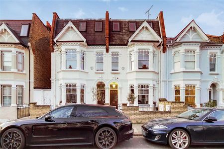 An exceptional six bedroom family home located on the popular Alphabet Streets - Photo 2