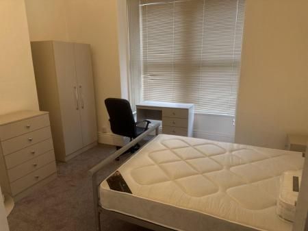 5 bedroom House To Let - Photo 3