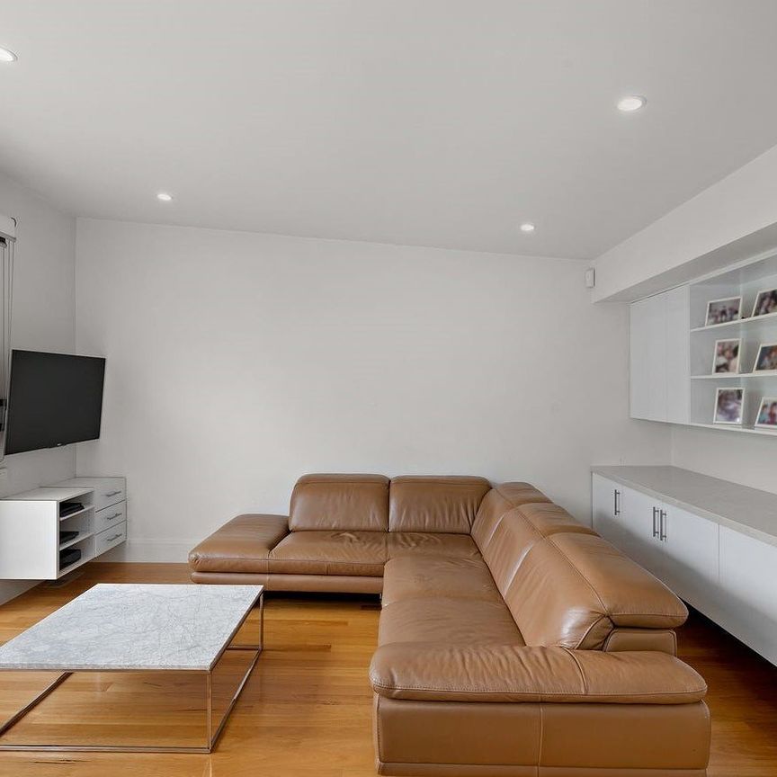 For Lease – Charming Beachside Cottage with Home Office Potential - Photo 1