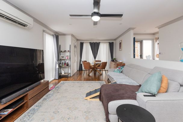 Beautiful air-conditioned 2 bedroom duplex with enchanting rear yard - Photo 1