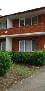 Spacious ground floor unit - Photo 4