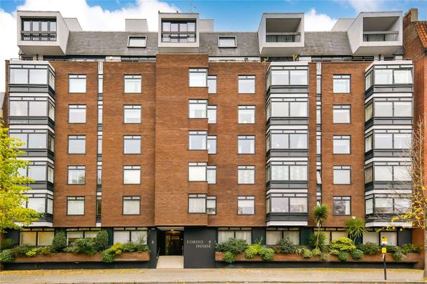 A bright and lateral two bedroom apartment benefiting from a lift and boasting beautiful views over Cadogan Place gardens. - Photo 1