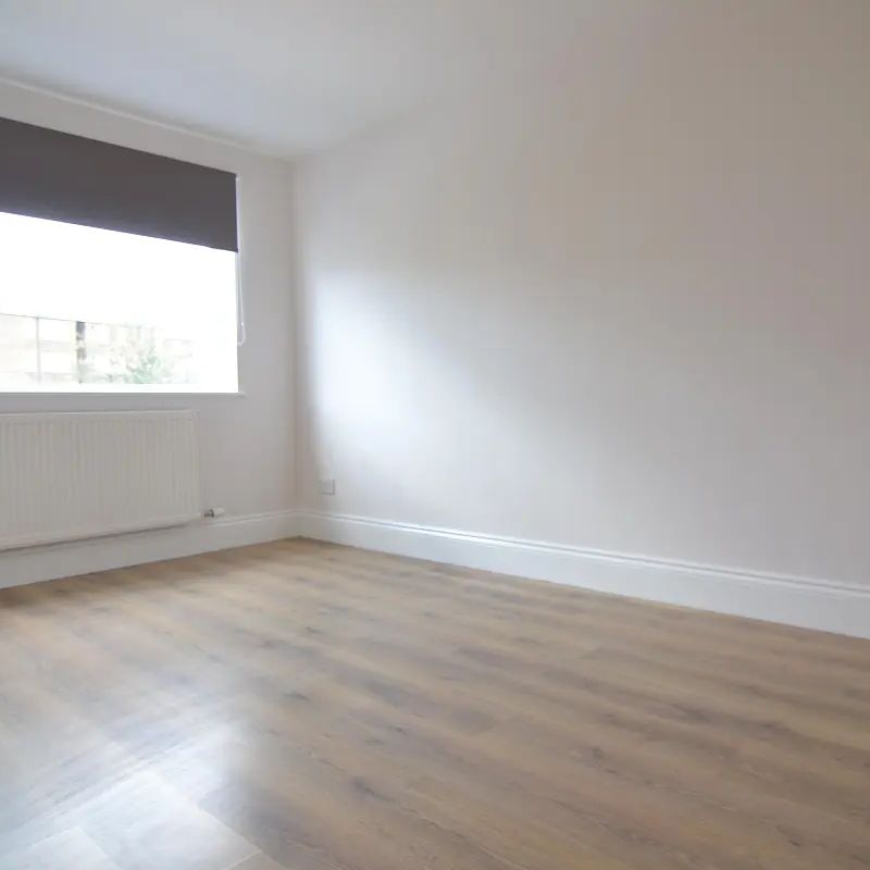 3 bedroom flat in Surbiton - Photo 2