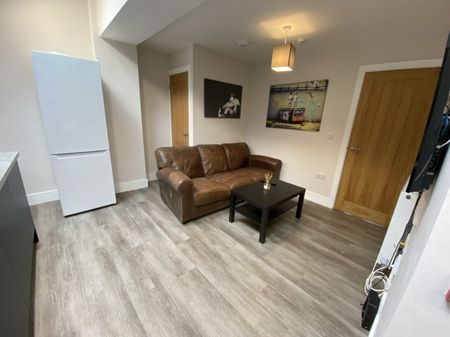 3 bed Apartment for Rent - Photo 2
