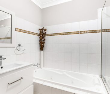 Contemporary top floor apartment - Photo 6