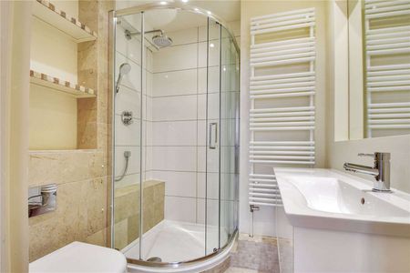 An exceptional duplex apartment of elegant proportions set within this imposing country residence with communal grounds - Photo 5