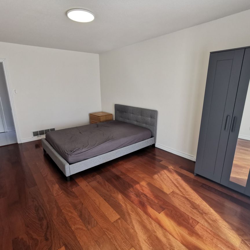 For Lease - 84 Harrington Crescent Unit# Middle, Toronto, Ontario - Photo 1