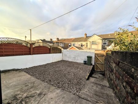 3 bedroom terraced house to rent - Photo 3