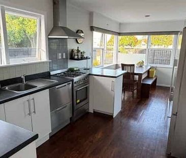 Charming 3-Bedroom Home in Hamilton East - Photo 2