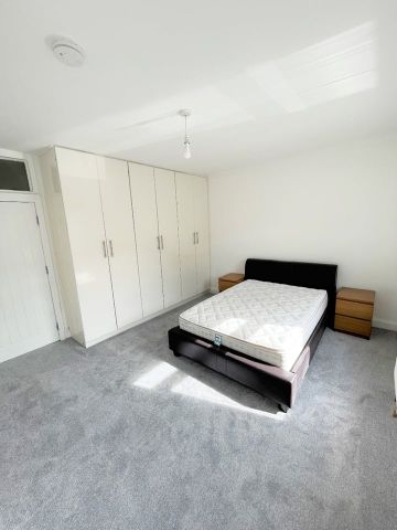 4 Bed Terraced House, Troughton Road, SE7 - Photo 2