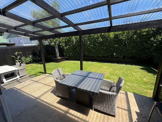 Sun-Drenched Bungalow - Charm, Comfort & Location! - Photo 1