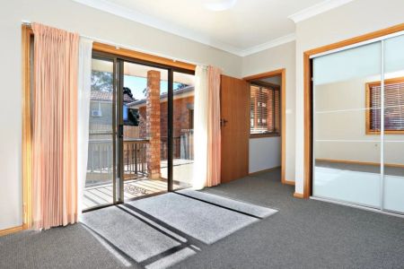 Light-Filled Apartment Offering Comfort and Convenience - Photo 4