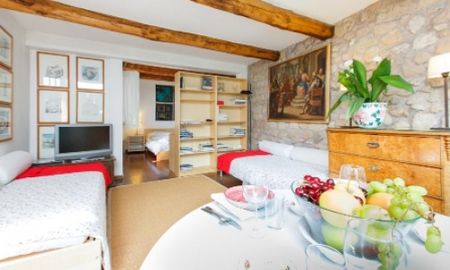 Center-Popolo: Modern, renovated 1 Bedroom, bath, kitchen. Parquet floors, bright, silent, located in beautiful villa near center, park, transport. Ref 847 - Foto 3