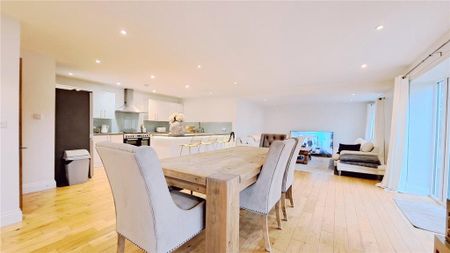 5 bedroom detached house to rent - Photo 4