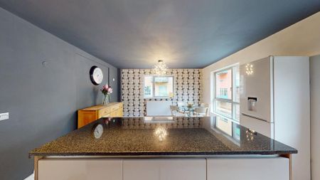 1 bedroom in a flat share to rent - Photo 4