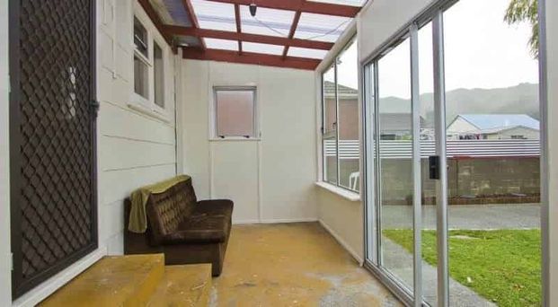 Freshly Redecorated 3-Bed with Thriving Vege Garde - Photo 1