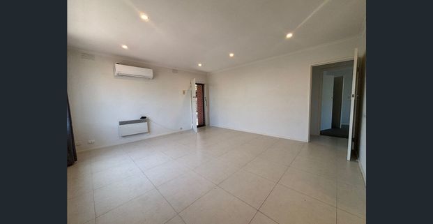 Two Bedroom Unit, very well presented! - Photo 1