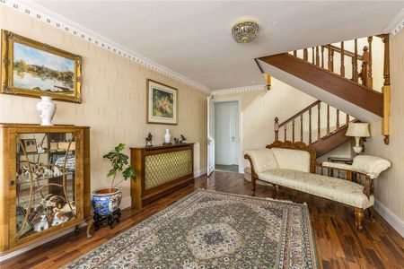 An impressive family residence in the prestigious village of Bray, boasting private mooring and direct access to the River Thames. - Photo 4