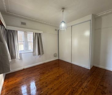 Three bedroom house in a perfect location for lease now! - Photo 1