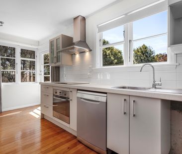 Cosy 2-Bedroom Home Plus Study with Large Deck in Strowan - Photo 3