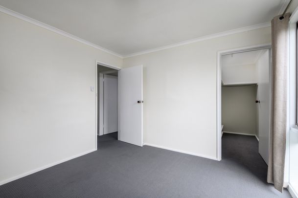 READY TO MOVE? DISCOVER MULGRAVE’S FINEST FAMILY HOME! - Photo 1