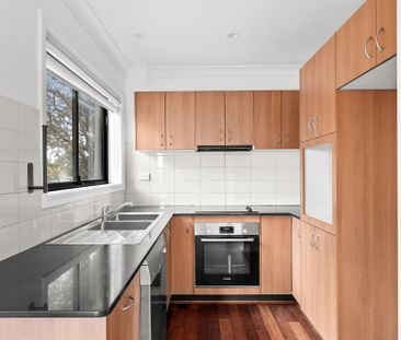 Refined townhouse living - Photo 4