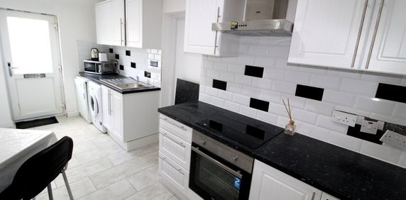 Long Lane, Ickenham, Uxbridge, UB10 8SX - Photo 2