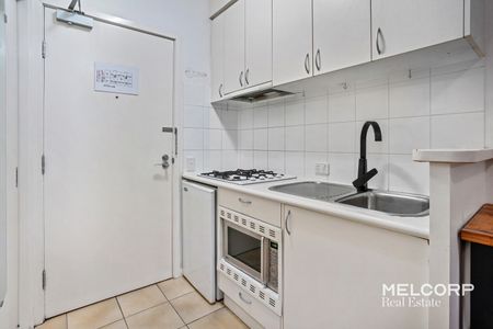 STUDIO GEM IN THE HEART OF LYGON STREET - FURNISHED - Photo 2