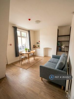 4 bedroom end of terrace house to rent - Photo 1