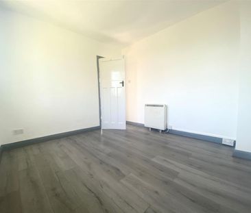 2 Bedroom Maisonette - Upper To Let - Photo 3